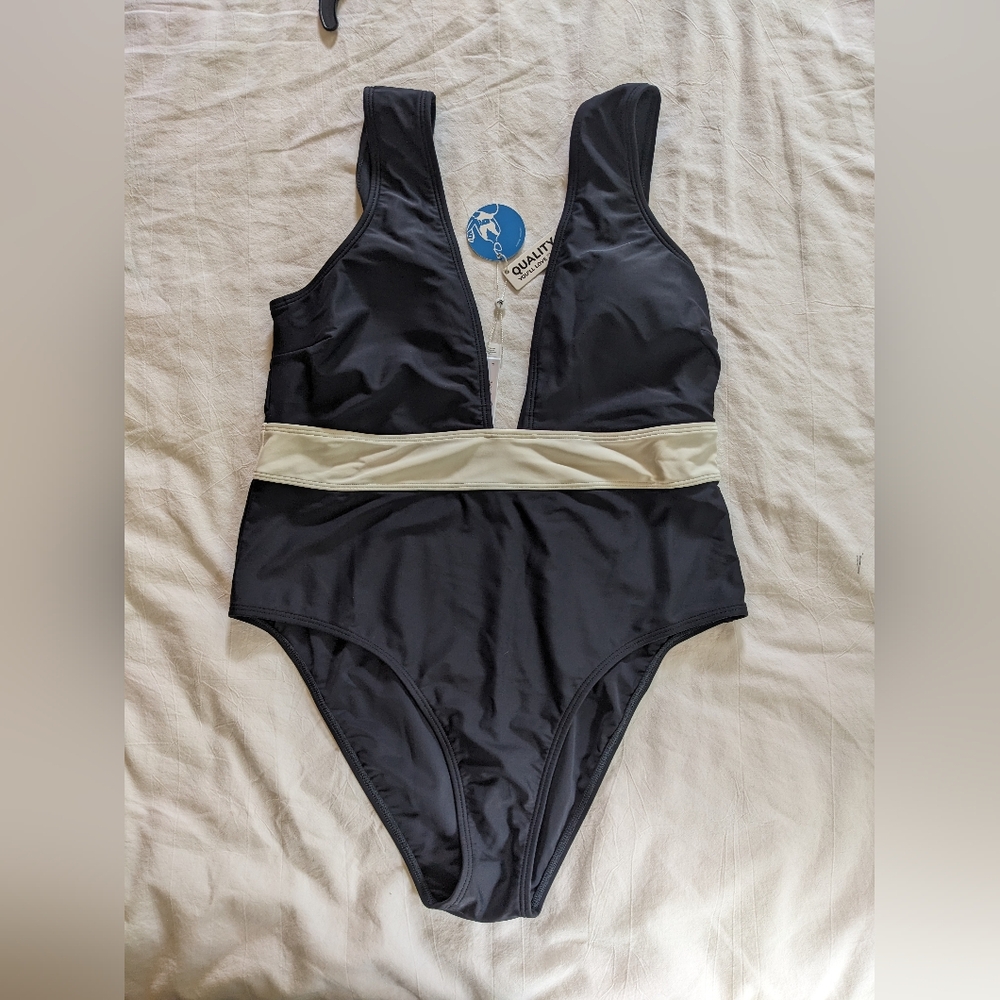 NWT Cupshe black and white plunge v-neck swimsuit size Large